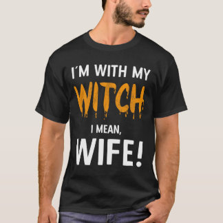 Ich bin mit der Hexenkleider für Paare Halloween T-Shirt