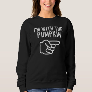 Ich bin mit der Kürbisblase, die den Halloween-Kos Sweatshirt