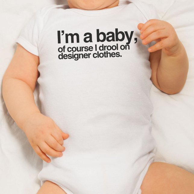 Ich bin natürlich ein Baby, das ich an Designer-Kl Baby Strampler (I'm a baby of course I drool on designer clothes)