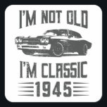 Ich bin nicht alt, ich bin ein klassisches 1945 80 quadratischer aufkleber<br><div class="desc">Ich bin nicht alt,  ich bin ein Klassiker von 1945. Ideal 80. Geburtstagsgeschenk für einen 80 Jahre alten Muscle Car & Automotive Enthusiasten,  die Lieben zu fahren. Retro-Geschenk für Männer,  Frauen,  Vater am Vatertag.</div>