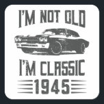 Ich bin nicht alt, ich bin ein klassisches 1945 80 quadratischer aufkleber<br><div class="desc">Ich bin nicht alt,  ich bin ein Klassiker von 1945. Ideal 80. Geburtstagsgeschenk für einen 80 Jahre alten Muscle Car & Automotive Enthusiasten,  die Lieben zu fahren. Retro-Geschenk für Männer,  Frauen,  Vater am Vatertag.</div>