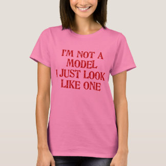 Ich bin nicht ein Modell, das ich wie ein langes T-Shirt