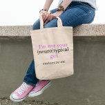 Ich bin nicht Ihr neurotypischer Mädchenfreudentau Tragetasche<br><div class="desc">Ich bin nicht Ihr neurotypisches Mädchen ist ein niedliches autistisches Stolz-Zitat. Diese lustige Autismus-Tasche zeigt eine cool atypische Aufnahme,  die normal oder einzigartig ist,  indem sie auf dem Wort typisch spielt. Ich bin neurodivergierend. Personalisieren Sie mit Ihrem Namen.</div>