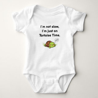 Ich bin nicht langsam, ich bin einfach auf Schild Baby Strampler