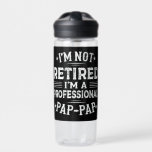 Ich bin nicht müde, ich bin ein Beruflicher Pap-Pp Trinkflasche<br><div class="desc">Ein lustiges Sprichwort-Design für Ihren stolzen Großvater von Enkelin,  Enkelin,  Enkelkinder,  am väterlichen Tag,  Weihnachten,  Großeltern oder anderen Gelegenheiten.. zeigen,  wie sehr Großvater geliebt und geschätzt wird. Ein Retro und Vintages Rentensystem,  um Ihrem Großvater zu zeigen,  dass er der coolstste und weltbeste Großvater der Welt ist!</div>