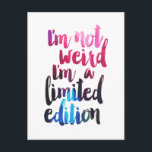 Ich bin nicht seltsam Im limitierten Auflage Zitat Postkarte<br><div class="desc">humorvolles inspirierendes Zitat in kalligrafischem Schriftart mit geometrischem Overlay. 2016 beliebter neuer Mode-Artikel.</div>