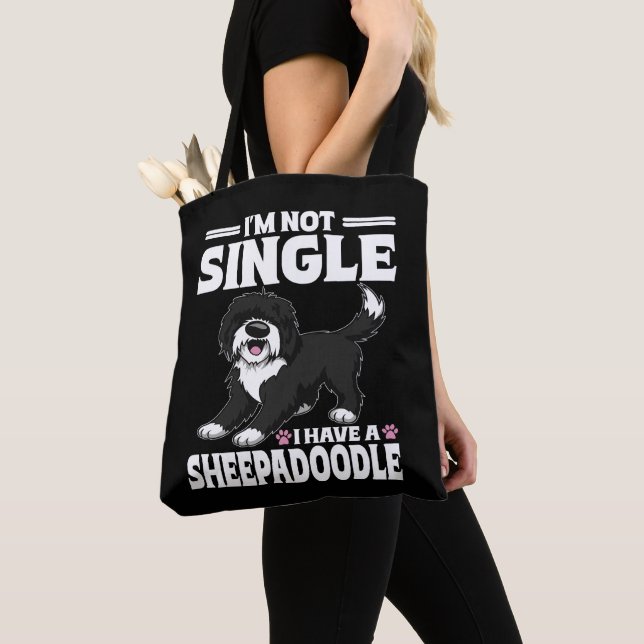 Ich bin nicht Single, ich habe einen Sheepadoodle- (Von Nahem)