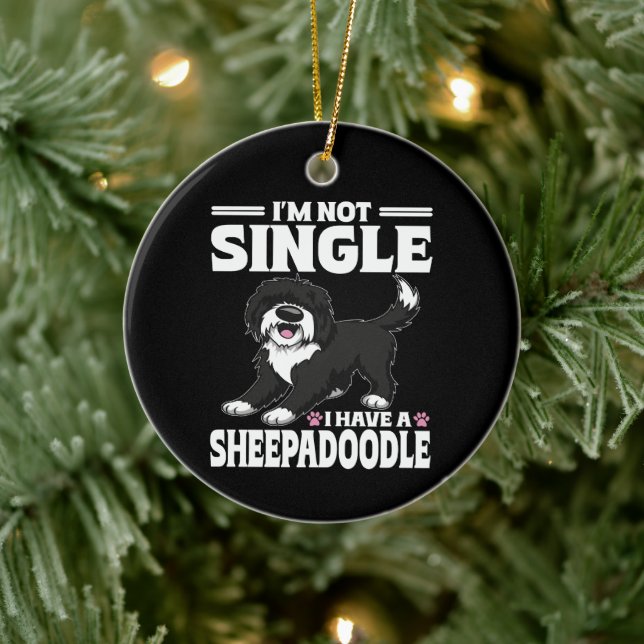 Ich bin nicht Single, ich habe einen Sheepadoodle- Keramik Ornament (Baum)