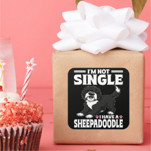 Ich bin nicht Single, ich habe einen Sheepadoodle- Quadratischer Aufkleber