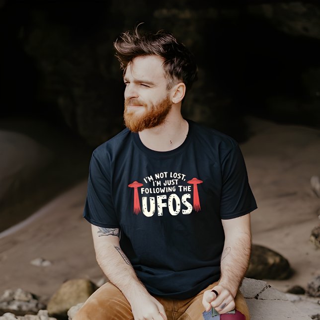 Ich bin nicht verloren, ich bin nur den Ufos gefol T-Shirt (Funny I'm Not Lost, I'm Just Following the UFOS T-Shirt )