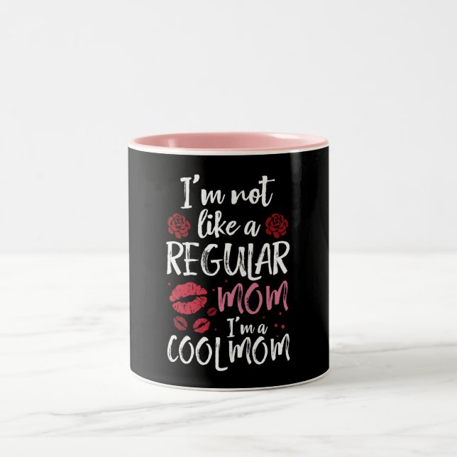 Ich bin nicht wie eine normale Mama eine Coole Mam Zweifarbige Tasse (Mittel)