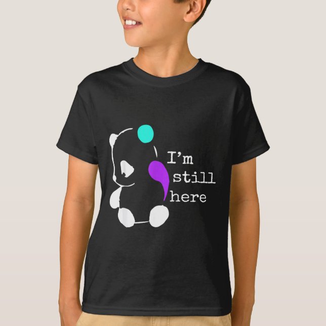 Ich bin noch hier - Semikolon-Geschenk Suizidpräve T-Shirt (Vorderseite)
