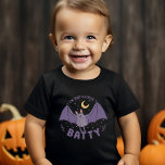 Ich bin nur ein bisschen Batty Funny Halloween Bat Baby T-shirt<br><div class="desc">Sind Sie bereit,  dieses Halloween zu spielen? Dieses 'I'm Just A Little Batty' lustige Halloween-Shirt ist der perfekte lustige Pun für Ihre lustigen Feiern. Mit einem niedlichen Fledermausdesign ist es eine tolle Geschenkidee für Halloween-Liebhaber.</div>