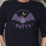 Ich bin nur ein bisschen Batty Funny Halloween Bat Sweatshirt<br><div class="desc">Sind Sie bereit,  dieses Halloween zu spielen? Dieses 'I'm Just A Little Batty' lustige Halloween-Shirt ist der perfekte lustige Pun für Ihre lustigen Feiern. Mit einem niedlichen Fledermausdesign ist es eine tolle Geschenkidee für Halloween-Liebhaber.</div>