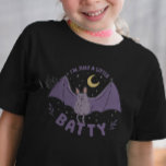 Ich bin nur ein bisschen Batty Funny Halloween Bat T-Shirt<br><div class="desc">Sind Sie bereit,  dieses Halloween zu spielen? Dieses 'I'm Just A Little Batty' lustige Halloween-Shirt ist der perfekte lustige Pun für Ihre lustigen Feiern. Mit einem niedlichen Fledermausdesign ist es eine tolle Geschenkidee für Halloween-Liebhaber.</div>