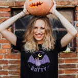 Ich bin nur ein bisschen Batty Funny Halloween Bat T-Shirt<br><div class="desc">Sind Sie bereit,  dieses Halloween zu spielen? Dieses 'I'm Just A Little Batty' lustige Halloween-Shirt ist der perfekte lustige Pun für Ihre lustigen Feiern. Mit einem niedlichen Fledermausdesign ist es eine tolle Geschenkidee für Halloween-Liebhaber.</div>
