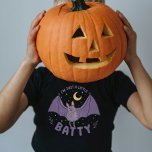 Ich bin nur ein bisschen Batty Funny Halloween Bat T-Shirt<br><div class="desc">Sind Sie bereit,  dieses Halloween zu spielen? Dieses 'I'm Just A Little Batty' lustige Halloween-Shirt ist der perfekte lustige Pun für Ihre lustigen Feiern. Mit einem niedlichen Fledermausdesign ist es eine tolle Geschenkidee für Halloween-Liebhaber.</div>