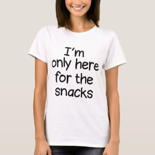Ich bin nur für die Snacks hier T-Shirt