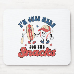 Ich bin nur hier für die Snacks bysebyll 4. Juli Mousepad