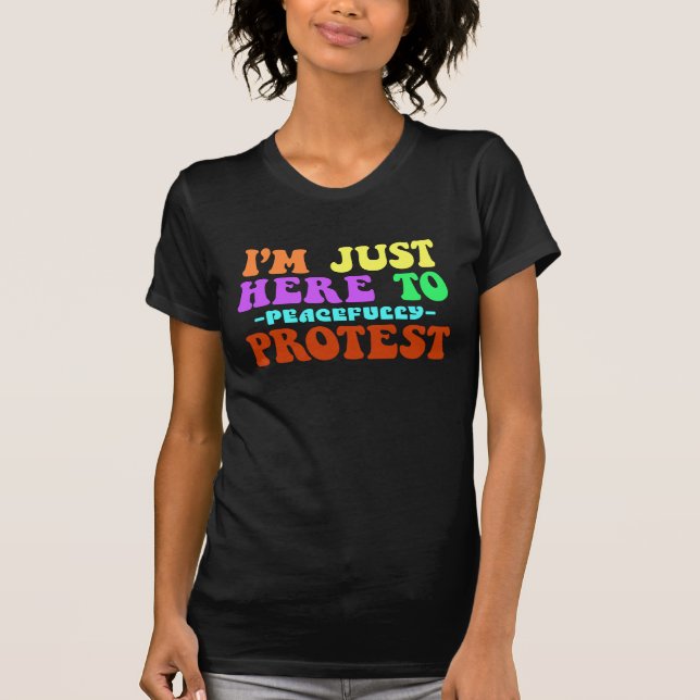 Ich bin nur hier, um friedlich zu protestieren, de T-Shirt (Vorderseite)