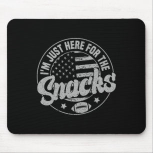Ich bin nur wegen der Snacks hier American Footbal Mousepad