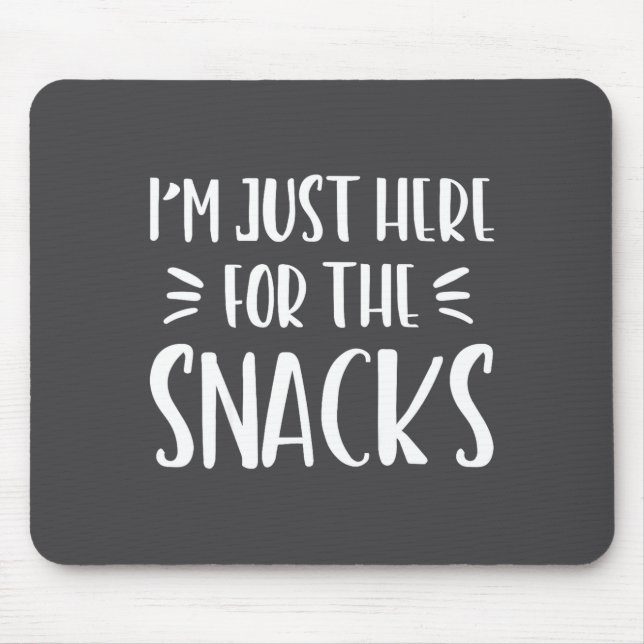 Ich bin nur wegen der Snacks hier Lustiger Spruch  Mousepad (Vorne)