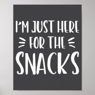 Ich bin nur wegen der Snacks hier Lustiger Spruch Poster