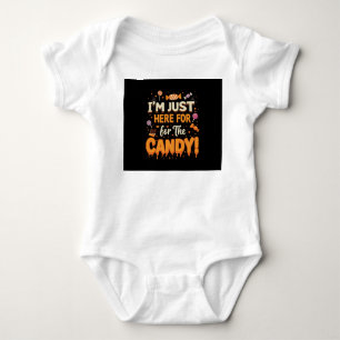 Ich bin nur wegen der Süßigkeiten hier! Halloween- Baby Strampler