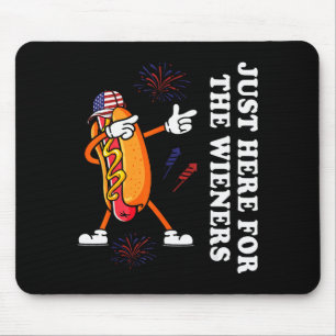Ich bin nur wegen der Würstchen hier Lustiger 4. J Mousepad