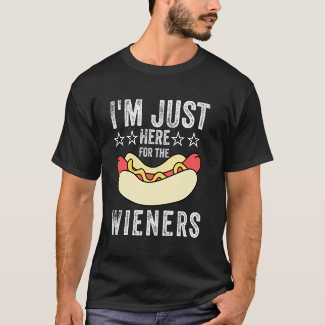 Ich bin nur wegen der Würstchen hier Shirt Lustig  (Vorderseite)