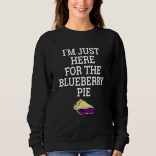Ich bin nur wegen des Blaubeerkuchens hier  Ernted Sweatshirt