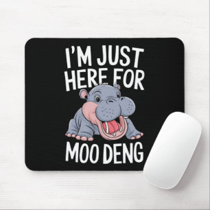 Ich bin nur wegen Moo Deng süßem Baby Nilpferd hie Mousepad