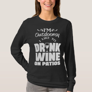 Ich bin Outdoorsie und trinke gerne Wein auf Patio T-Shirt