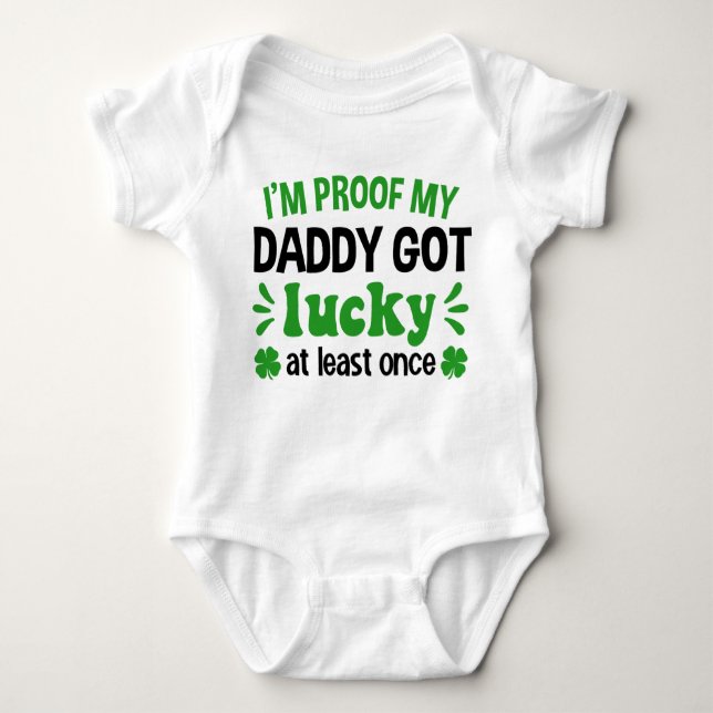 Ich bin Proof My Daddy Got Lucky St. Patrick's Day Baby Strampler (Vorderseite)