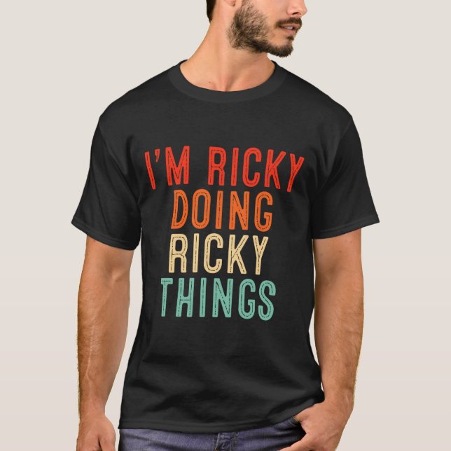 Ich bin Ricky Doing Ricky Things Funny Gifts Weihn T-Shirt (Vorderseite)