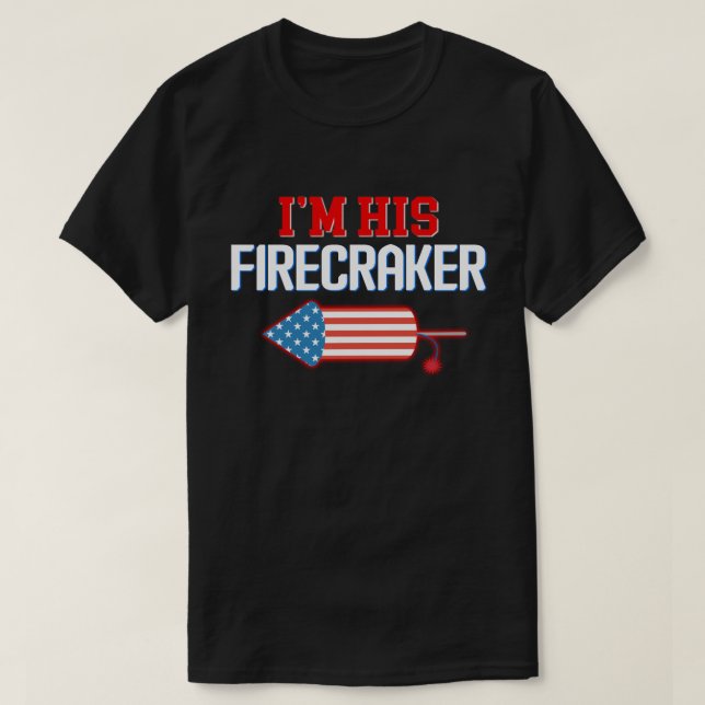 Ich bin sein Firecracker Matching Couple 4. Juli T T-Shirt (Design vorne)