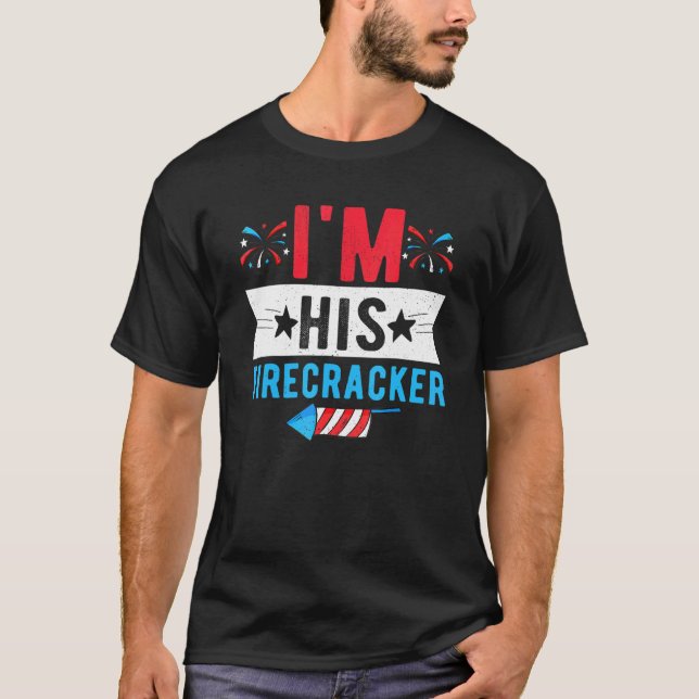 Ich bin sein Firecracker Niedlich 4. Juli Matching T-Shirt (Vorderseite)