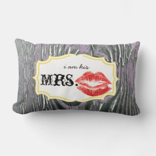 Ich bin sein Mrs.Red Lips Old Barn Wood Lavendel K Lendenkissen