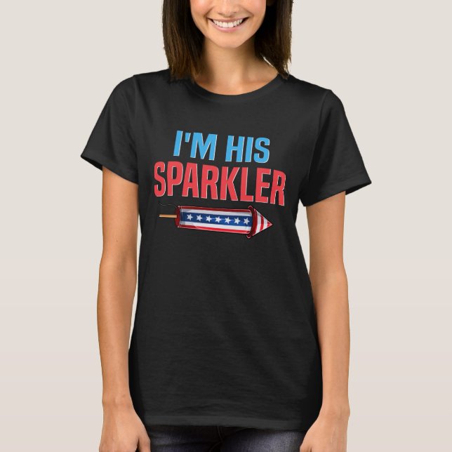 Ich bin sein Sparkler, der ihr den 4. Juli passt T-Shirt (Vorderseite)