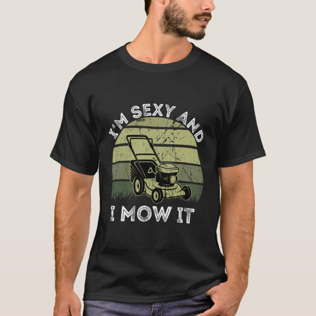 Ich bin sexy und mäh es lustige Rasenmähen T-Shirt (Vorderseite)