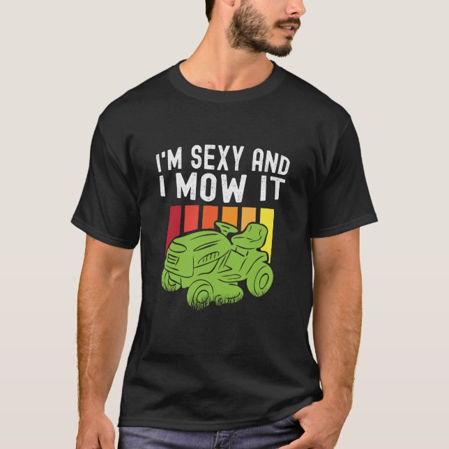Ich bin sexy und mäh es lustige Rasenmähen T-Shirt (Vorderseite)