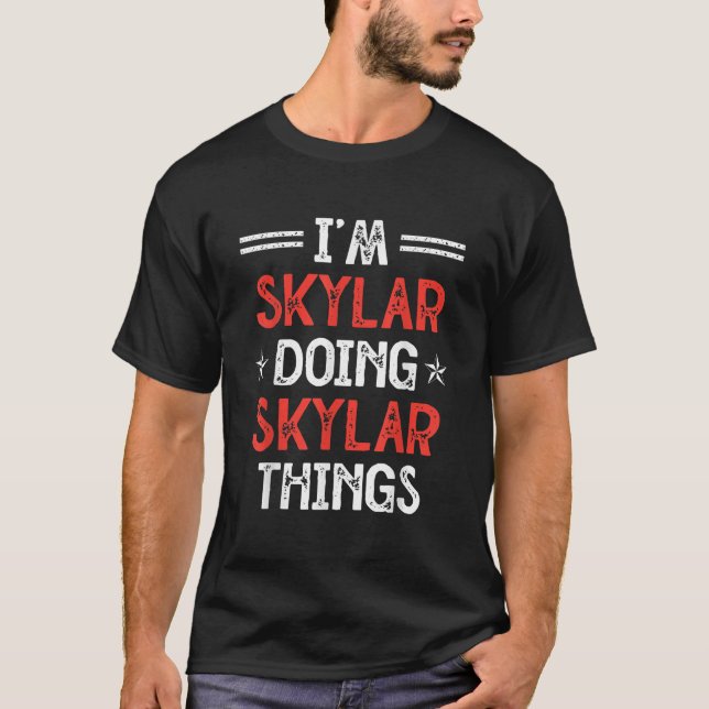 Ich bin Skylar Doing Skylar Things Funny Name Spaß T-Shirt (Vorderseite)
