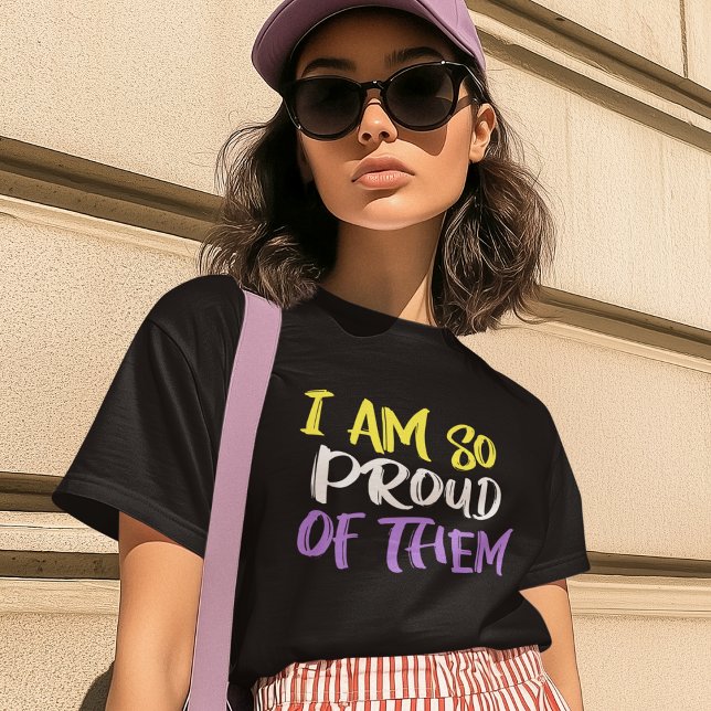 Ich bin so stolz auf sie Nonbinary Mama T-Shirt (Von Creator hochgeladen)