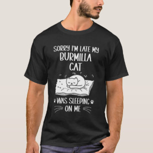 Ich bin spät dran, dass meine Burmilla Katze auf m T-Shirt