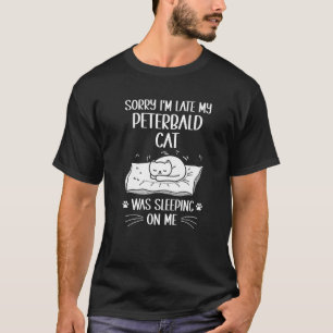 Ich bin spät dran, meine Peterbald-Katze hat auf m T-Shirt