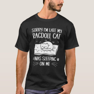 Ich bin spät dran, meine Ragdoll-Katze hat auf mir T-Shirt