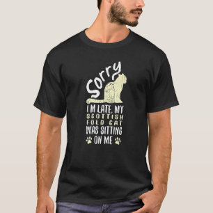 Ich bin spät dran, meine Scottish-Fold-Katze saß a T-Shirt
