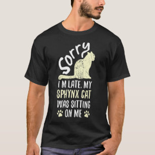 Ich bin spät dran, meine Sphynx-Katze saß auf mir T-Shirt