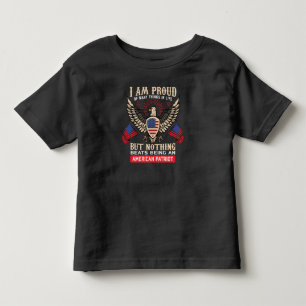 Ich bin stolz auf viele Dinge im Leben, aber nicht Kleinkind T-shirt