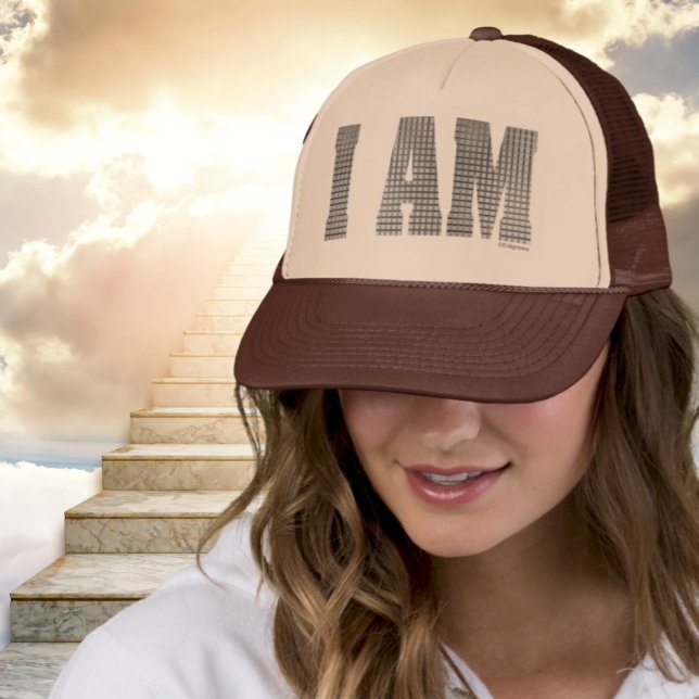Ich BIN Trucker Hat - Spirituelles Neues Zeitalter Truckerkappe (Woman wearing tan/brown Trucker Hat that says I AM in faux silver metallic. Heavenly staircase)
